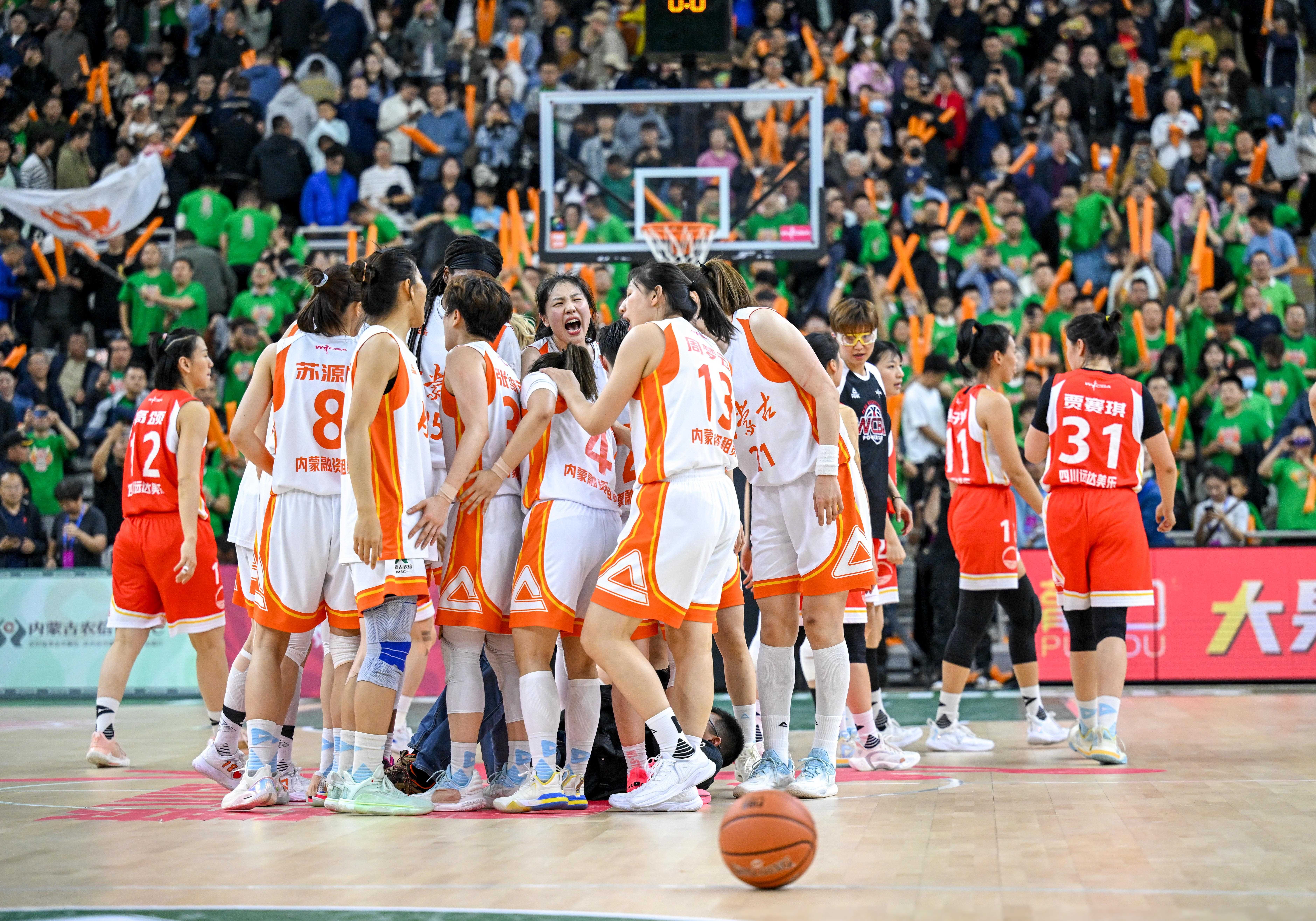 球员在赛场上挥洒的青春的汗水